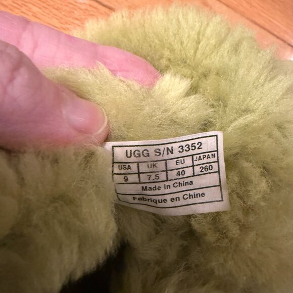 Women's Size 9 chartreuse UGG - Picture 7 of 7